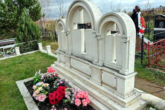 Красивая мемориальная композиция с крестами на просвет